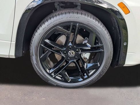 New 2026 Volkswagen Tiguan SE R-Line FWD image 12
