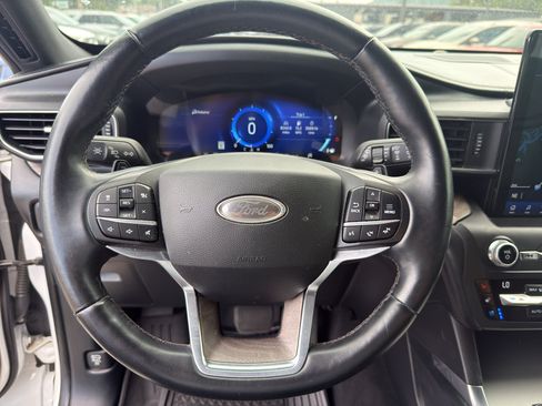 Used 2020 Ford Explorer Platinum w/ Premium Technology Package AWD/4WD image 19