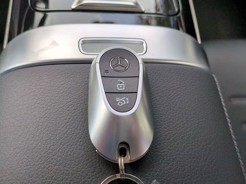 Used 2025 Mercedes-Benz GLC 300 4MATIC image 29