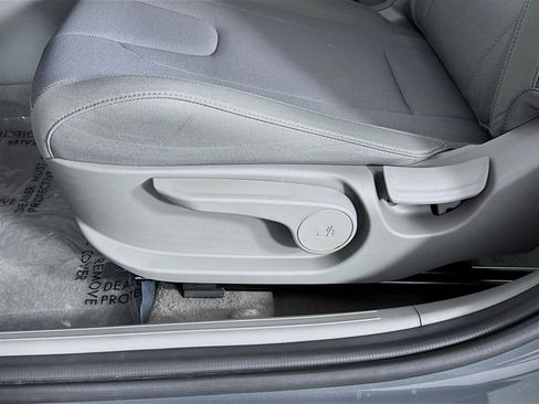 Certified 2025 Hyundai Elantra SE image 19