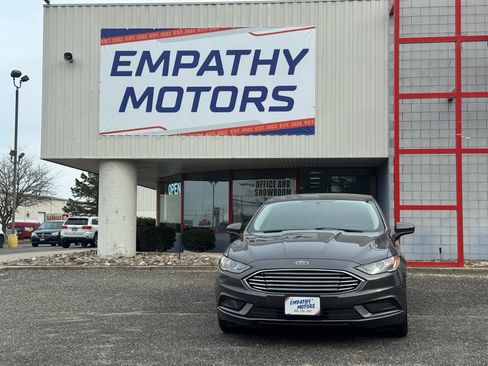 Used 2017 Ford Fusion SE FWD image 12