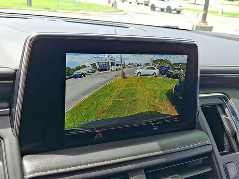 Used 2023 GMC Yukon SLT AWD/4WD image 7