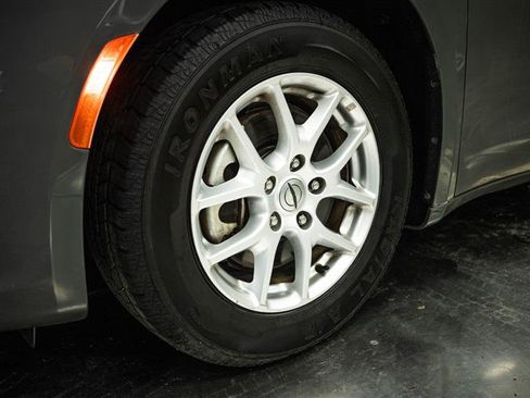 Used 2023 Chrysler Pacifica Touring-L FWD image 3