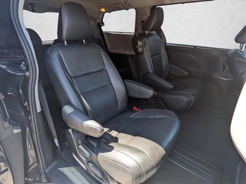 Used 2018 Toyota Sienna SE w/ Carpet Mat Package FWD image 20