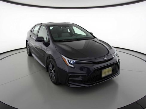 Certified 2025 Toyota Corolla SE image 3