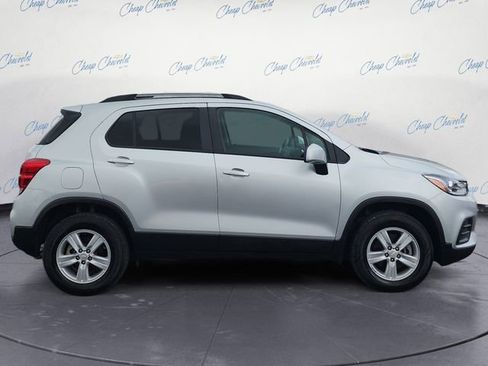 Used 2022 Chevrolet Trax LT w/ LT Convenience Package image 6