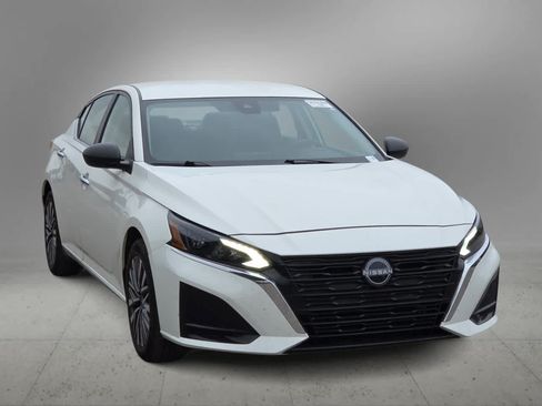 Used 2025 Nissan Altima 2.5 SV FWD image 3
