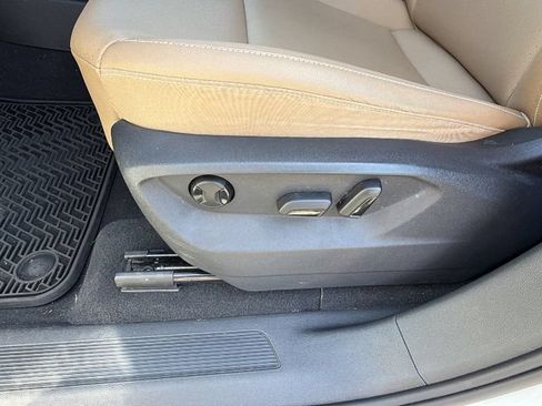 Used 2020 Volkswagen Atlas Cross Sport SE w/ Panoramic Sunroof Package FWD image 22
