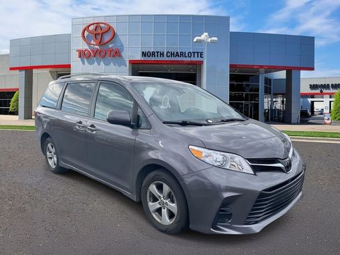 Used 2020 Toyota Sienna LE image 3