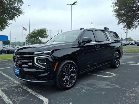 Used 2025 Chevrolet Suburban High Country AWD/4WD image 12