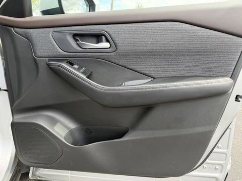 Used 2023 Nissan Rogue SV image 32