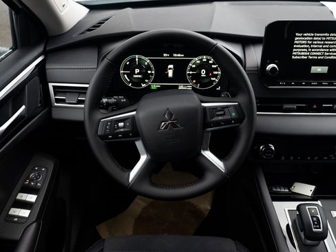 New 2025 Mitsubishi Outlander SE image 11