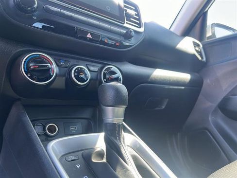 Used 2021 Hyundai Venue SE image 17