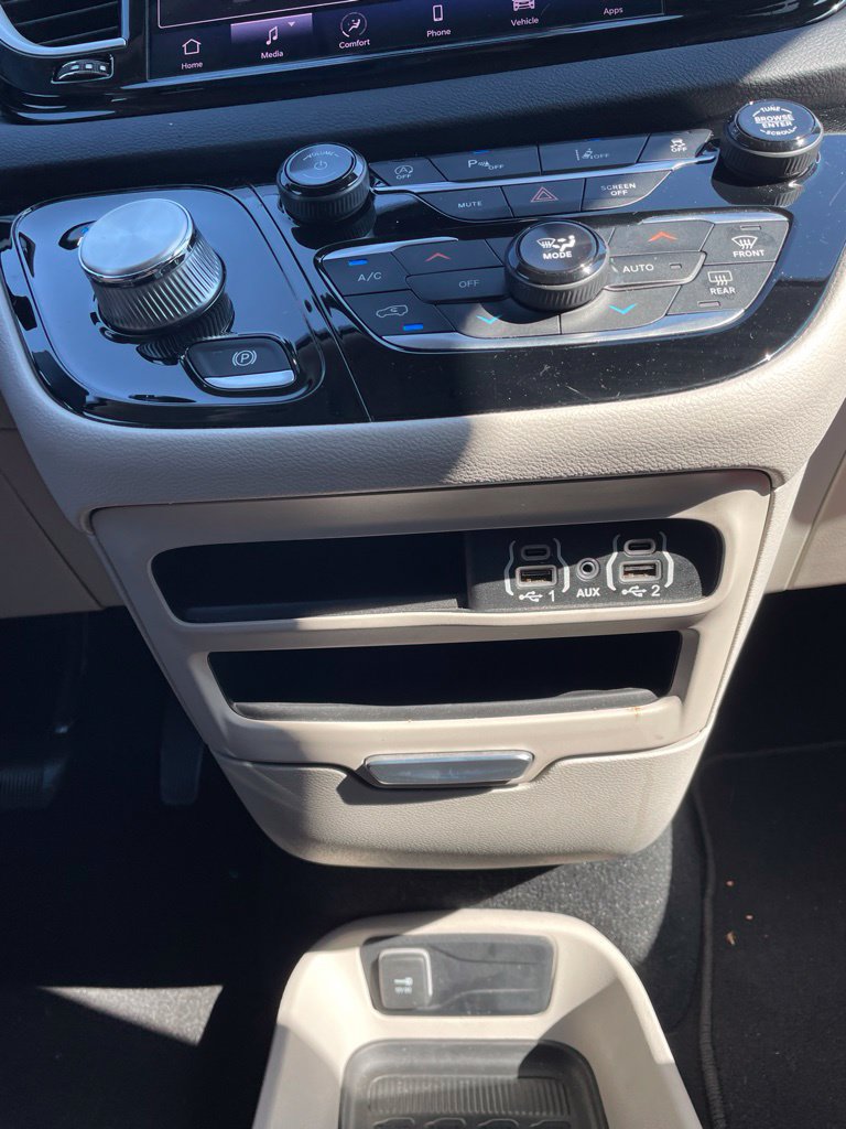 Used 2023 Chrysler Pacifica Touring-L FWD image 17
