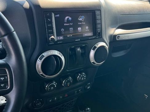 Used 2018 Jeep Wrangler Sahara w/ Connectivity Group AWD/4WD image 14