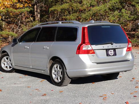Used 2010 Volvo V70 image 29
