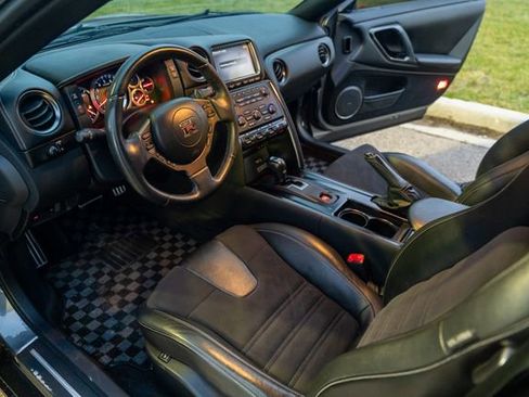 Used 2016 Nissan GT-R Premium image 14