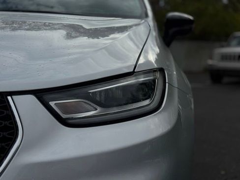Certified 2024 Chrysler Pacifica Touring-L image 9