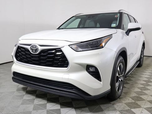 Used 2021 Toyota Highlander XLE image 2