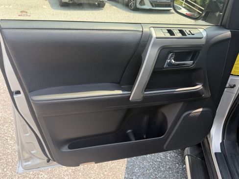 Used 2018 Toyota 4Runner SR5 AWD/4WD image 9