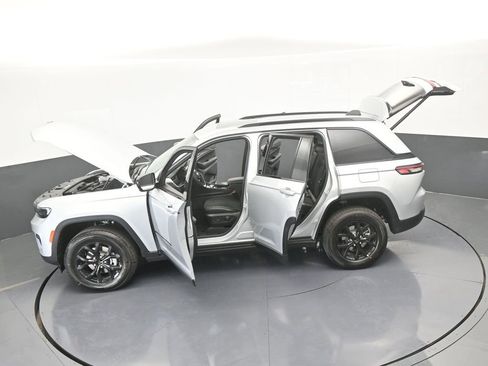 New 2025 Jeep Grand Cherokee Altitude RWD image 59