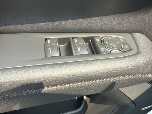 Used 2025 GMC Yukon Denali AWD/4WD image 28
