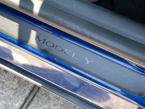 Used 2023 Tesla Model Y AWD image 32