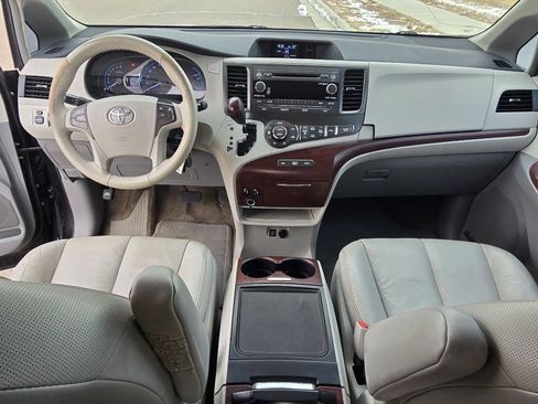Used 2014 Toyota Sienna XLE image 24