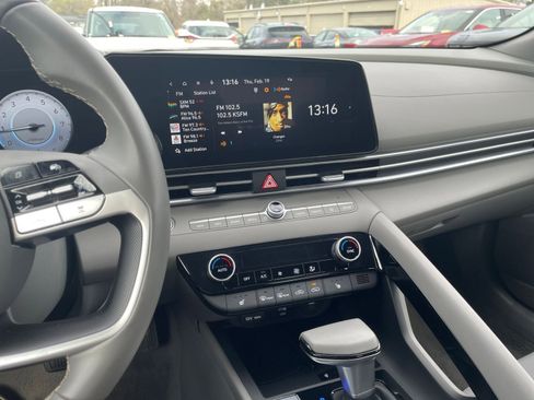 Used 2025 Hyundai Elantra SEL image 17