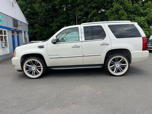 Used 2007 Cadillac Escalade AWD w/ Climate Package image 2