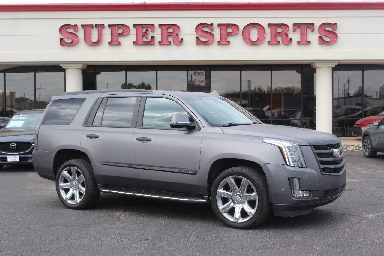 Used 2017 Cadillac Escalade Luxury AWD/4WD image 1