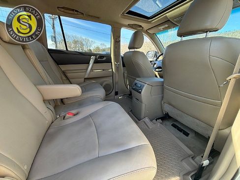 Used 2010 Toyota Highlander SE image 18