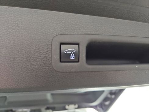 Used 2023 Toyota Sienna Limited FWD image 39
