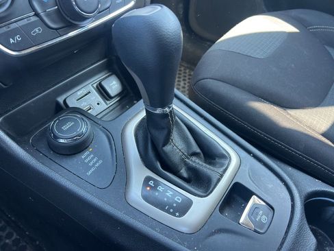 Used 2017 Jeep Cherokee Latitude w/ Cold Weather Group image 5