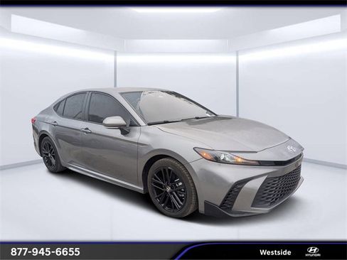 Used 2025 Toyota Camry SE image 1