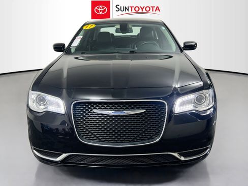 Used 2017 Chrysler 300 Limited image 10