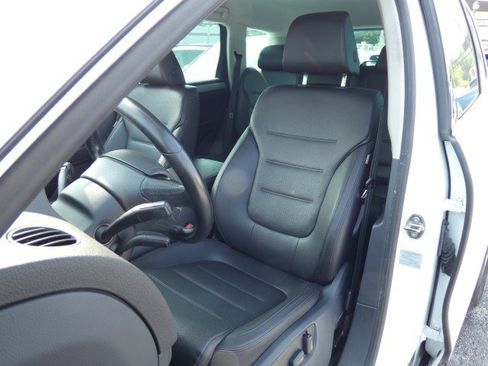 Used 2013 Volkswagen Touareg Sport image 24