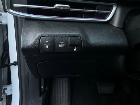 Used 2025 Hyundai Elantra Limited image 22