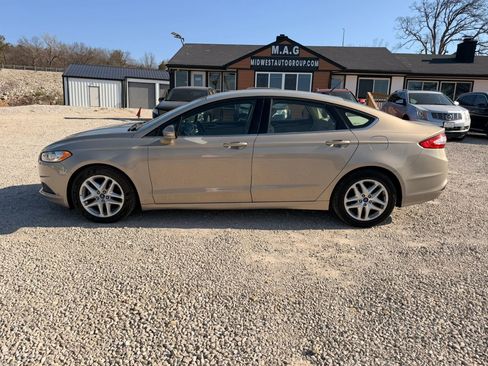 Used 2015 Ford Fusion SE image 2