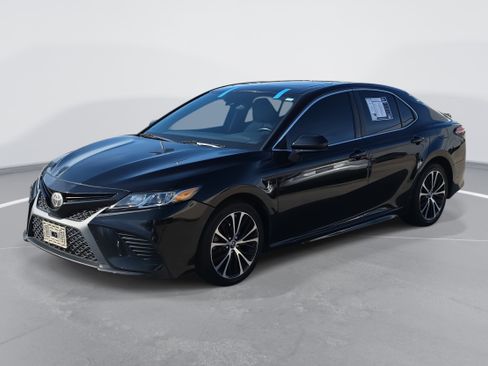 Used 2018 Toyota Camry SE image 1
