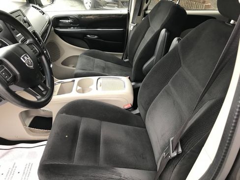 Used 2016 Dodge Grand Caravan SXT FWD image 10