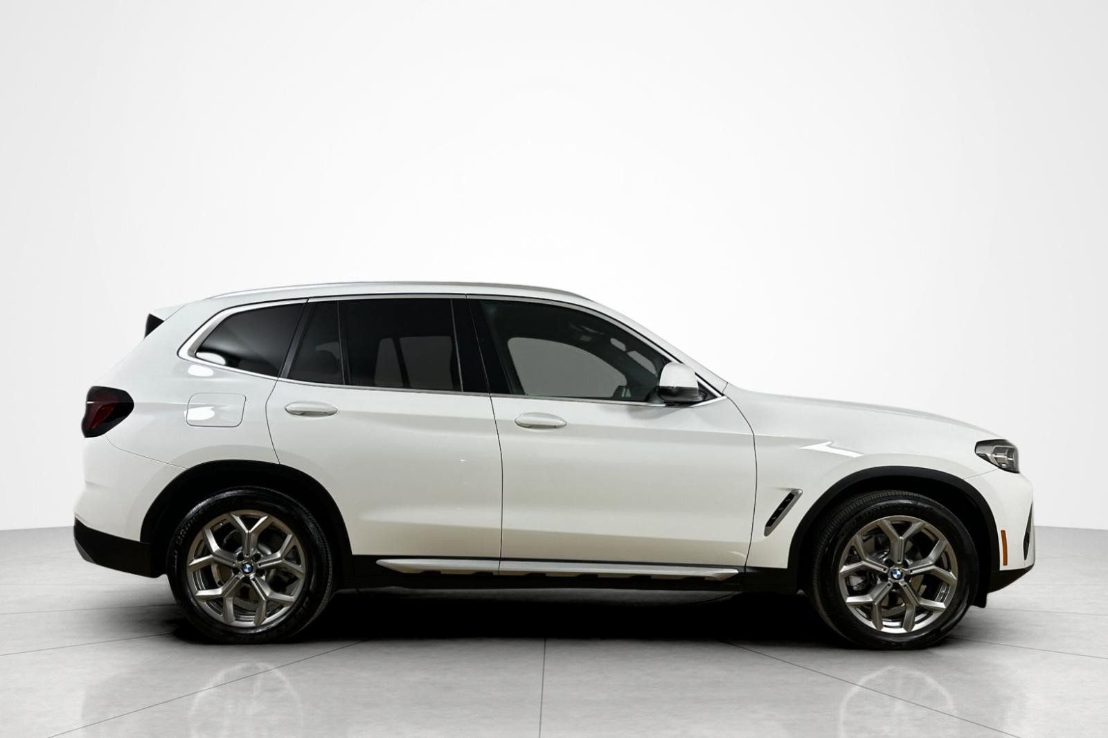 Used 2024 BMW X3 sDrive30i w/ Convenience Package RWD image 3