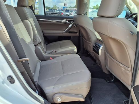 Used 2022 Lexus GX 460 Premium w/ Accessory Package image 23