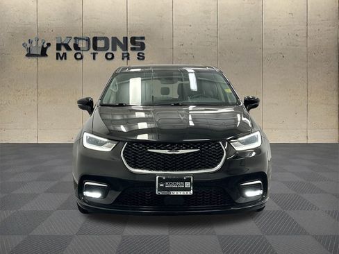 Used 2024 Chrysler Pacifica Touring-L image 3