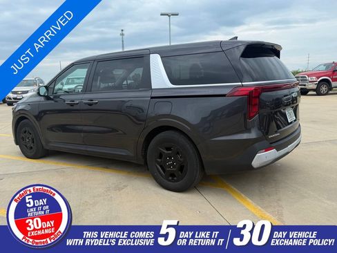 Used 2025 Kia Carnival FWD image 3