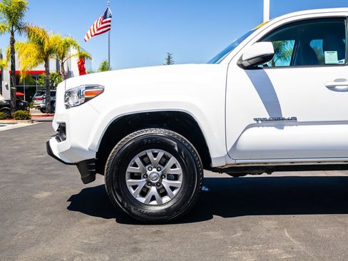 Used 2017 Toyota Tacoma SR5 w/ Tow Package RWD image 5