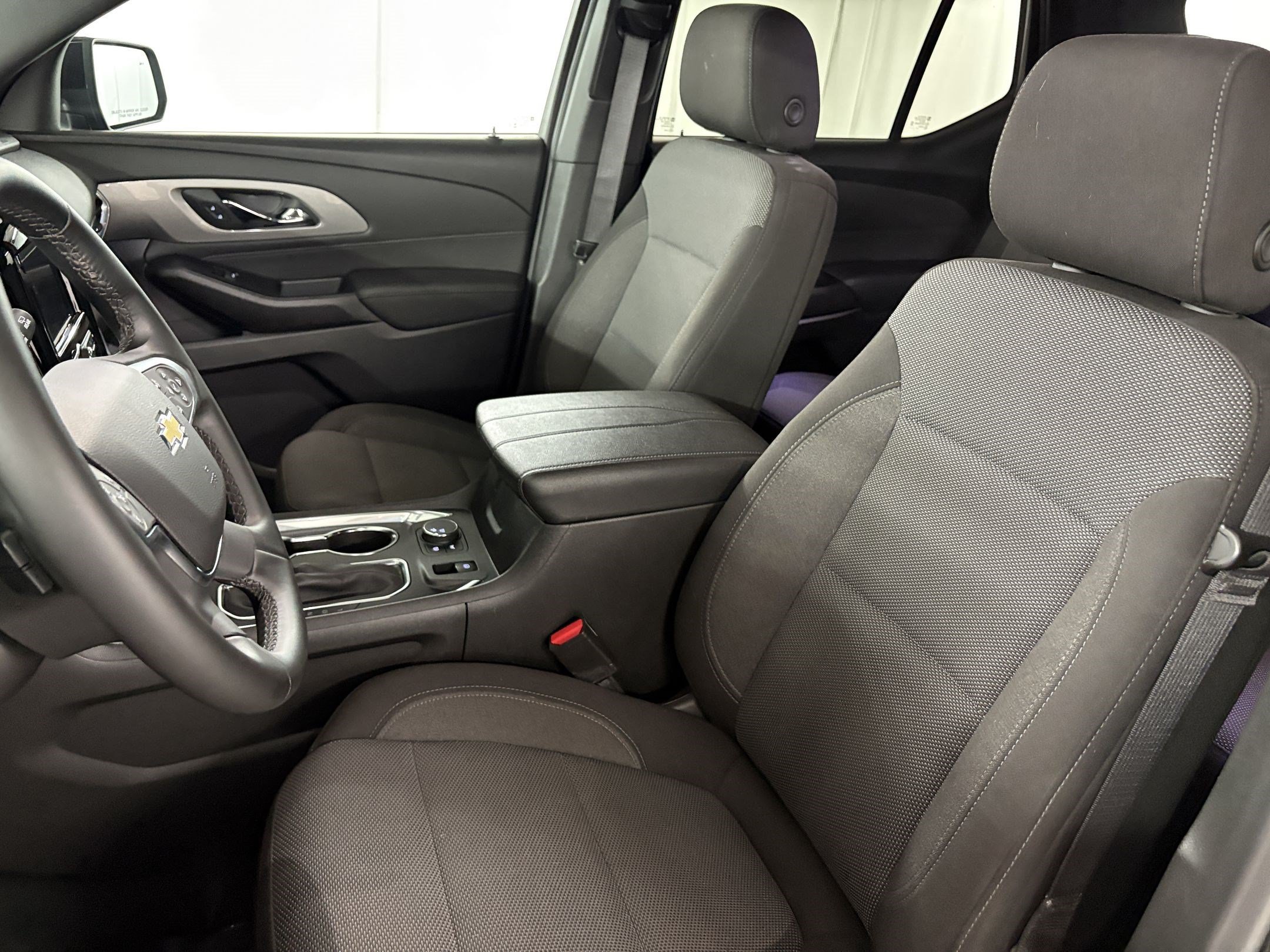 Used 2023 Chevrolet Traverse LT w/ LPO, Cargo Package FWD image 5
