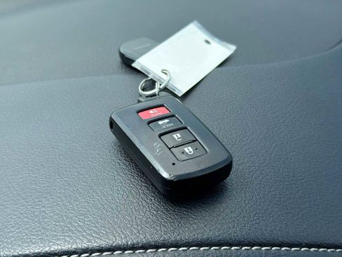 Used 2012 Toyota Camry XLE w/ Convenience Pkg FWD image 28