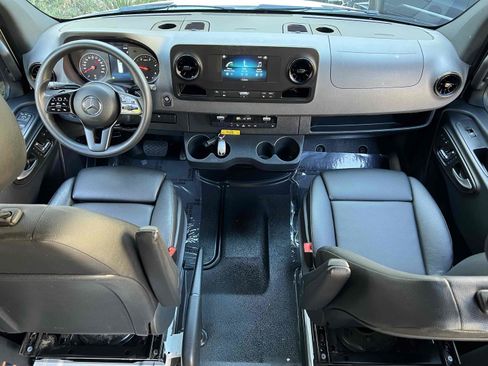 Used 2022 Mercedes-Benz Sprinter 2500 image 5
