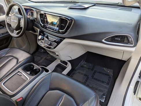 Used 2023 Chrysler Pacifica Touring-L image 21